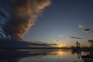 Atardecer sobre el lago Piedras Moras