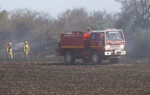 Tránsito restaurado en la vía entre Río Tercero y Almafuerte tras incendio y fuertes vientos (FOTOS)