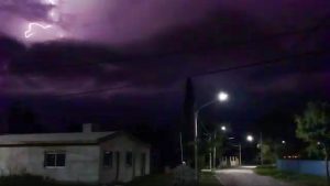 Fuerte tormenta eléctrica llega desde el sur a Río Tercero y zona