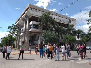 Mujeres de Río Tercero acompañaron a la mamá que se escondía con su hijo tras decisión fiscal