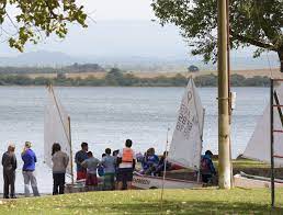 La Municipalidad de Almafuerte invita a la Escuela de Vela Ligera en el Lago Piedras Moras