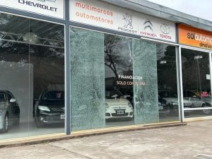 Vandalismo en Almafuerte: roturas de vidrio en autos, casas y comercios